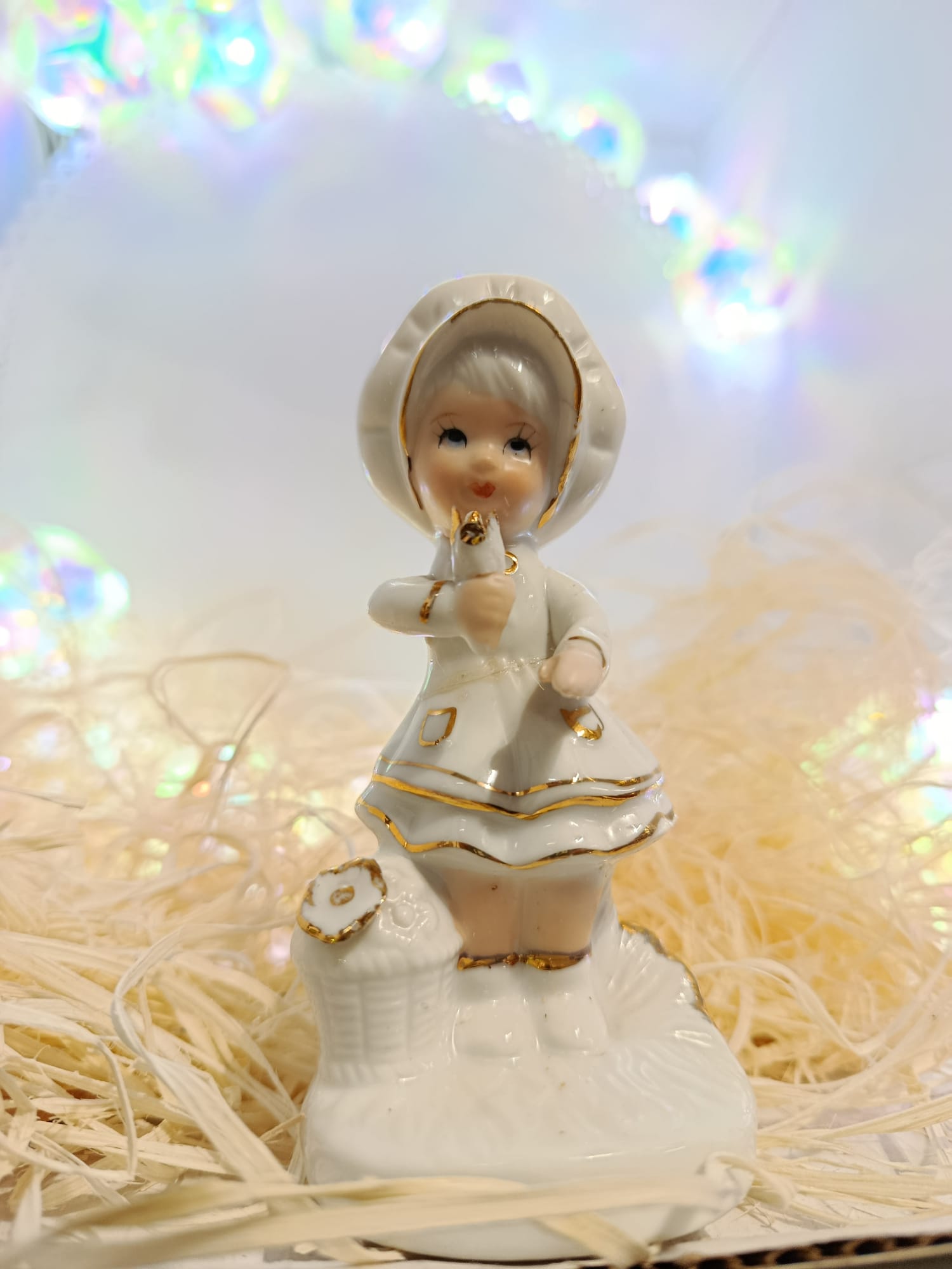 statuetta-bimba-in-porcellana-bianca-con-cappellino-e-fiore-dettagli-oro